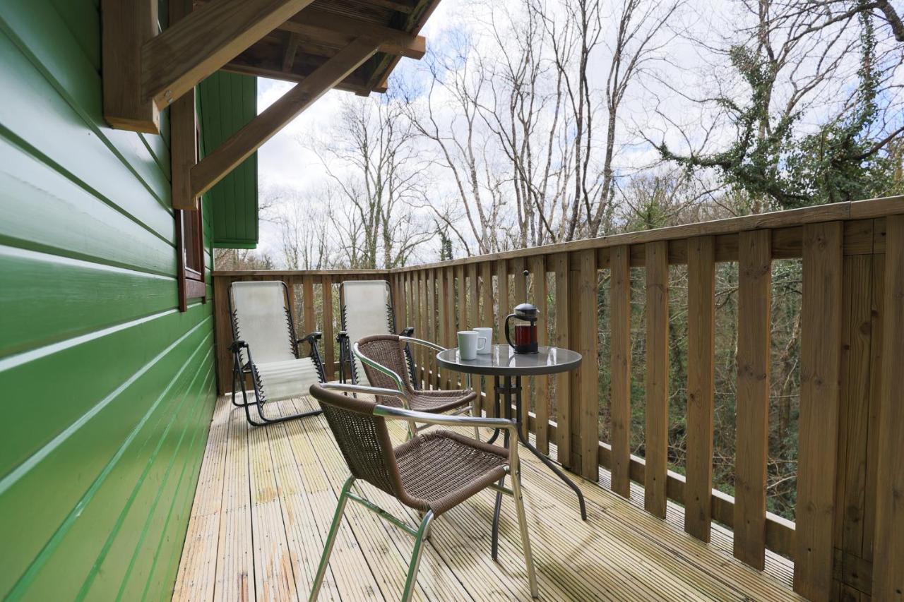 Oak Tree - A Romantic Getaway- Finlake & - Devon *