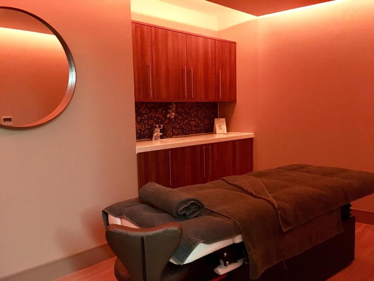 Oak Tree - A Romantic Getaway- Finlake & - Devon
